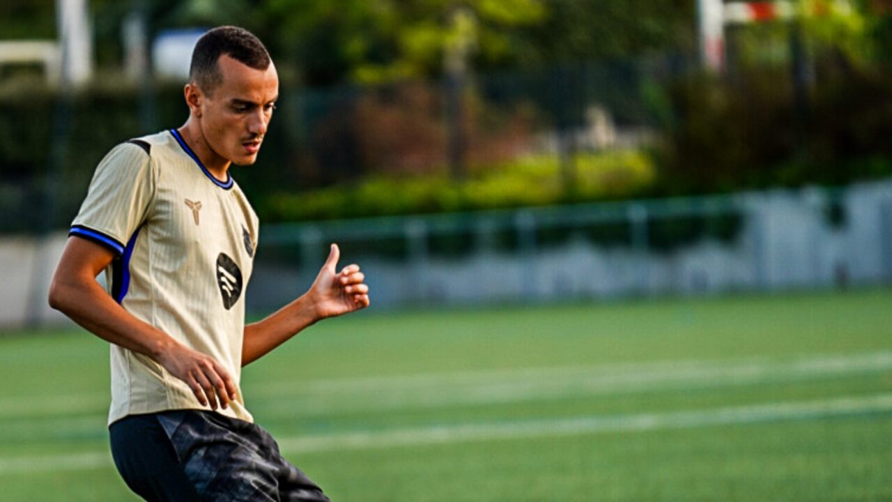 Joueur du FC Franchevillois à l'entraînement en fin de journée