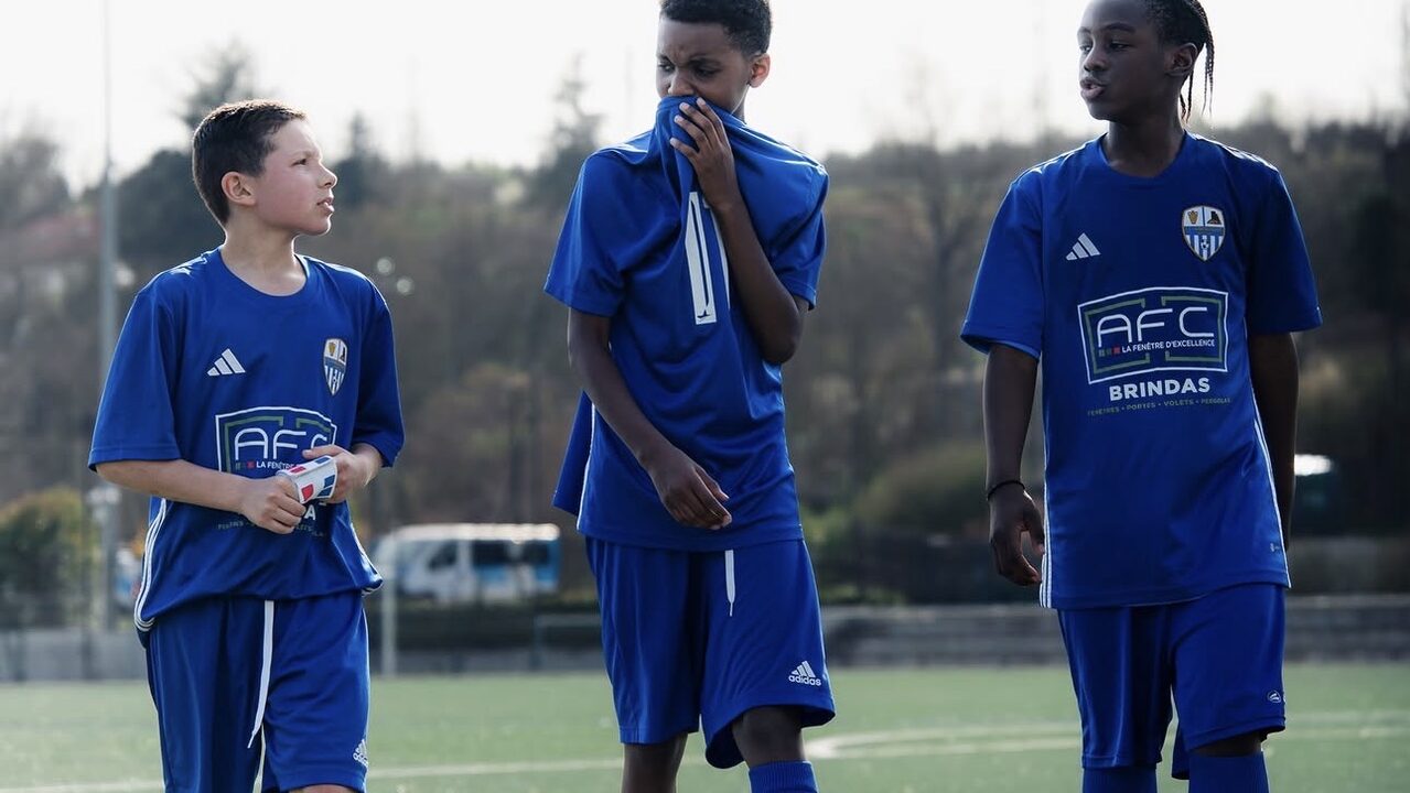 Jeunes joueurs du FC Franchevillois au bord du terrain