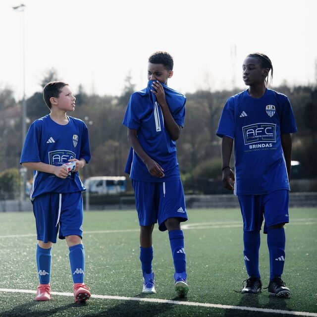 Jeunes joueurs du club au bord du terrain