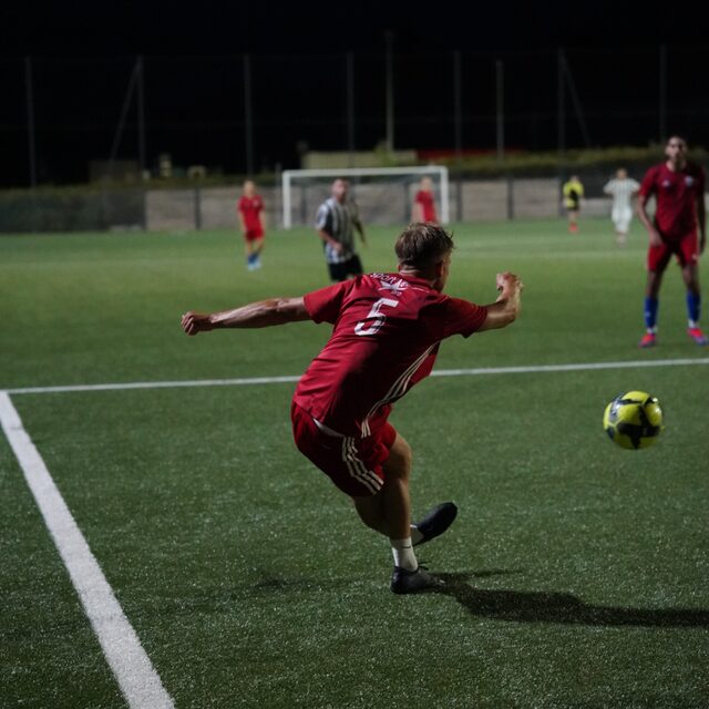 Frappe de balle lors d’un match en nocturne